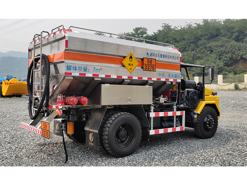 乳化基質(zhì)運(yùn)輸車